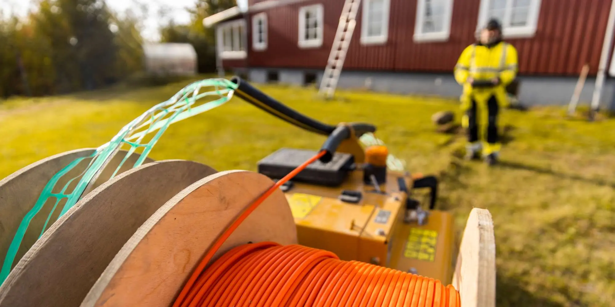 Gräver för fiber på landsbygden.