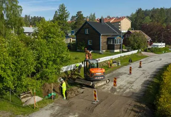 Arbete med att gräva fiber.