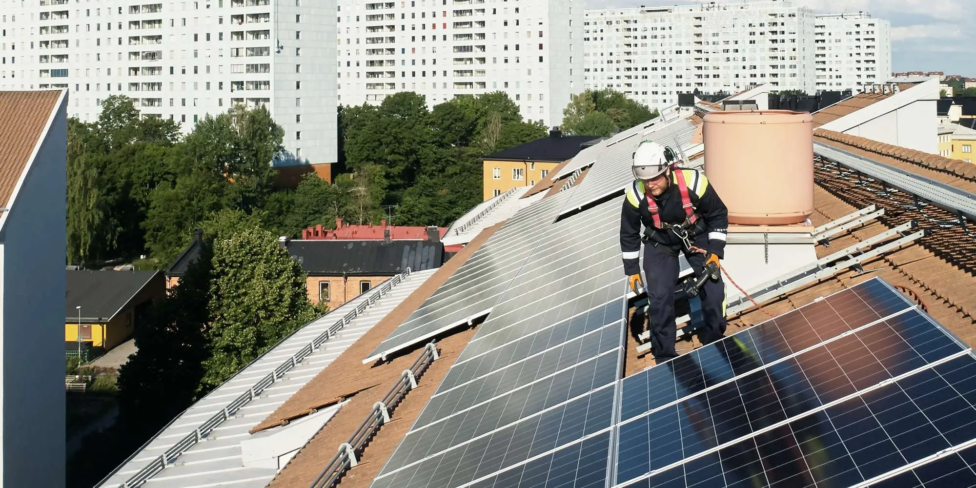 Solceller på flerbostadshus, tekniker kontrollerar.