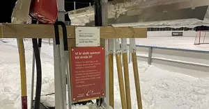 Visar ett ställ med utrustning för att hålla isen ren från snö. Exempelvis snörakor, snöbjörnar och snöskyfflar.